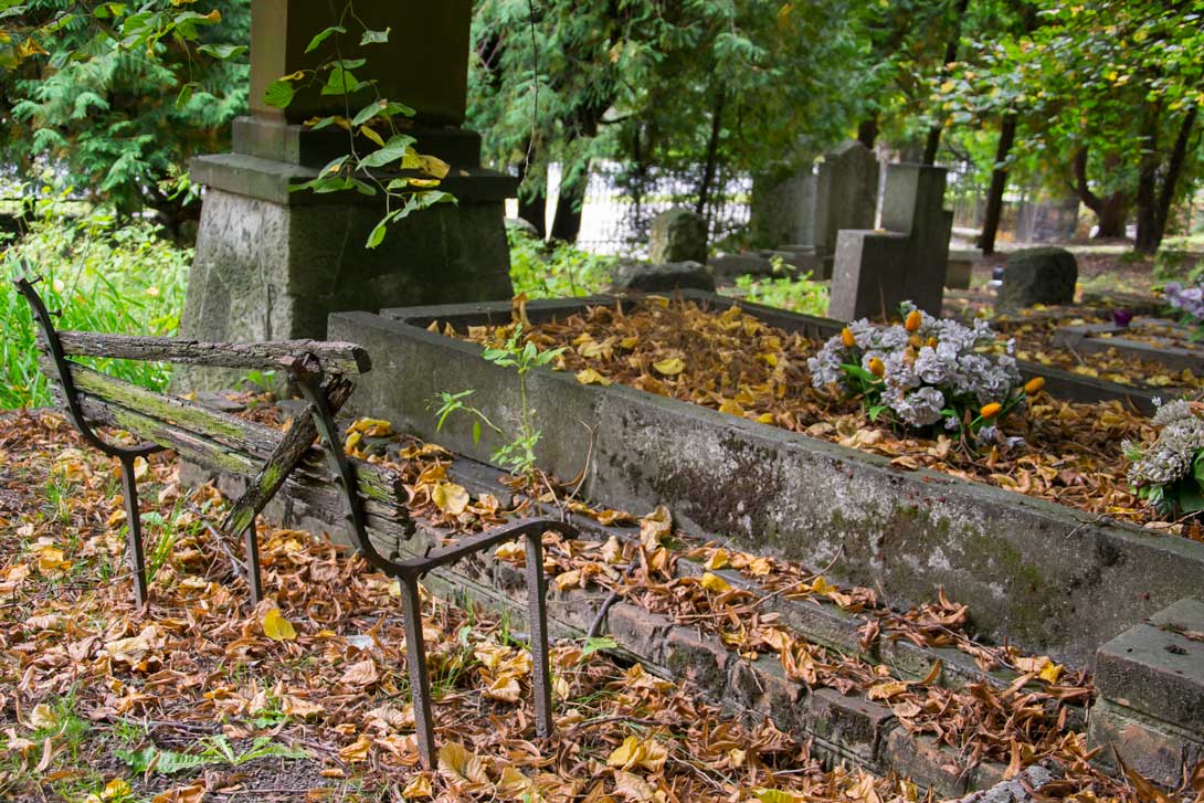 Ławka na cmentarzu wojskowym