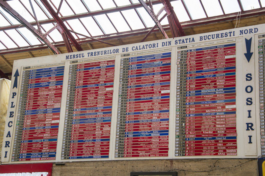 Tablica odjazdów w stacji Bukareszt Nord.