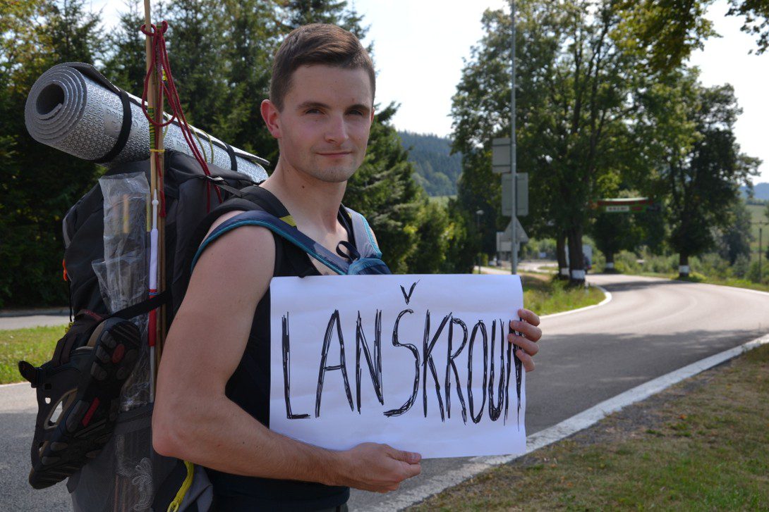 Bartek podczas autostopa w Czechach