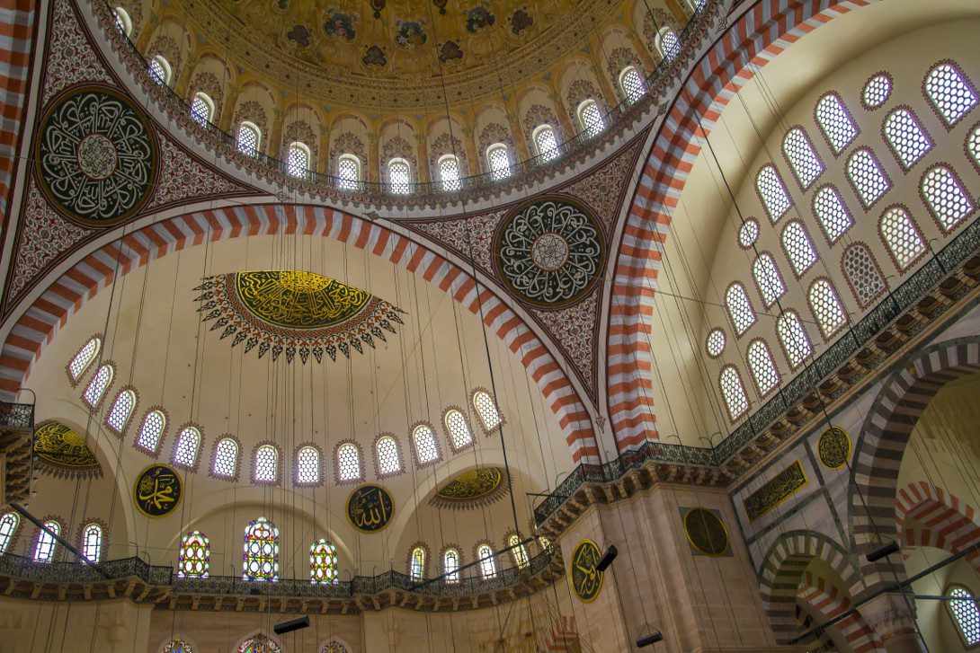 Wnętrze meczetu Sulejmana w Stambule