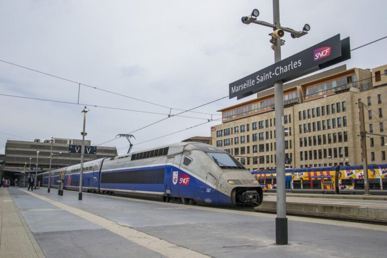 Skład TGV na stacji kolejowej w Marsylii