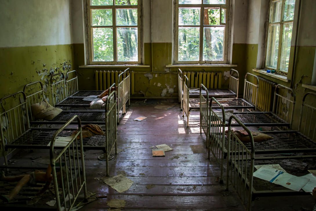Opuszczone łóżka dzieci w Czarnobylu