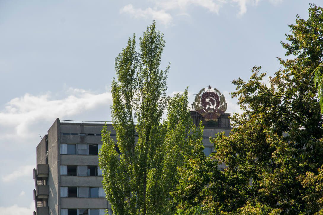 Symbole ZSRR na opuszczonym bloku mieszkalnym w Prypeci