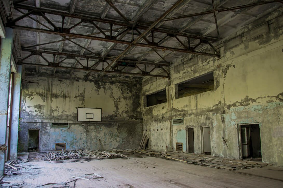 Sala gimnastyczna w opuszczonej szkole podstawowej w Prypeci