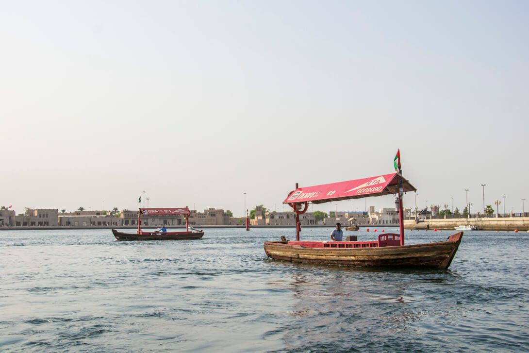 Abra na tle dzielnicy Bur Dubai w Dubaju