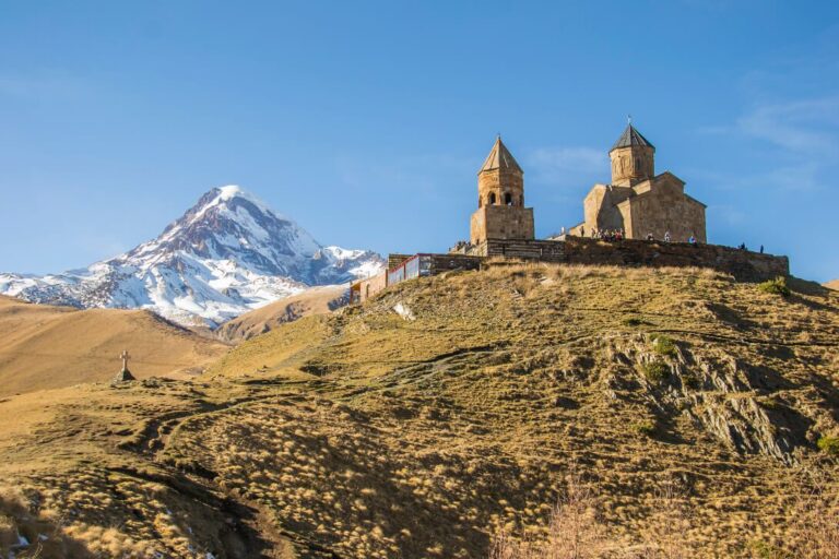 Widok na Kazbek i klasztor Cminda Sameba
