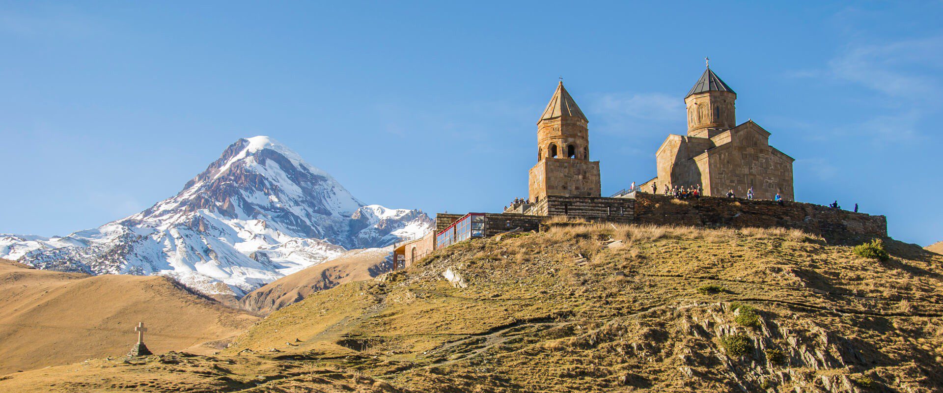 Klasztor Cminda Sameba u gruzińskich stóp Kazbeku