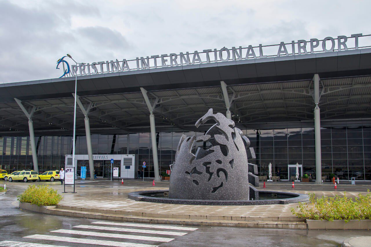 Budynek terminala na lotnisku w Prisztinie