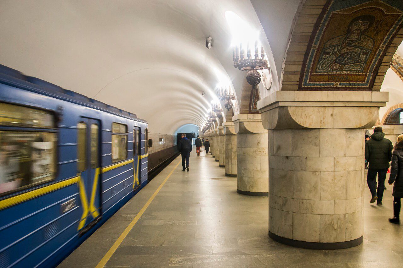 Pociąg na stacji metra w Kijowie