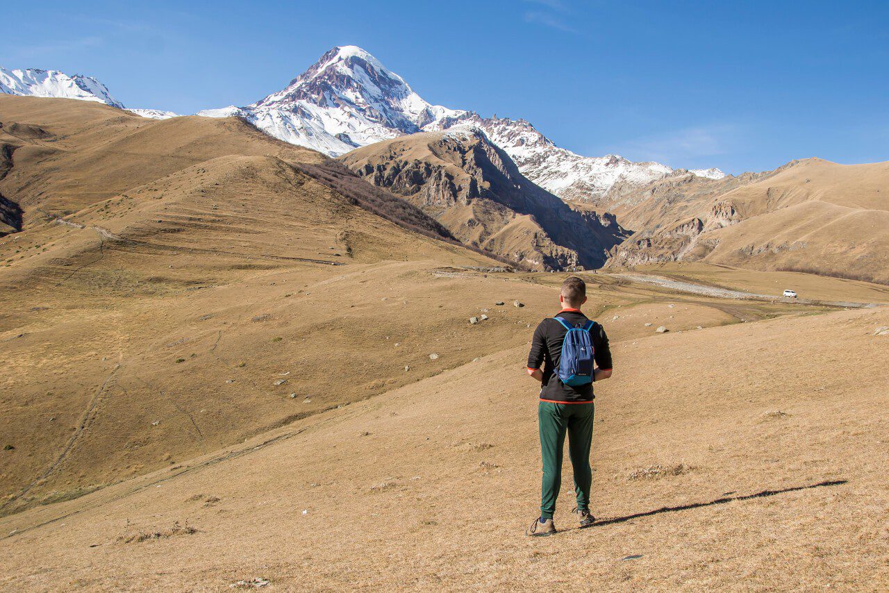 Kazbek widziany z klasztoru Cminda Sameba w Gruzji