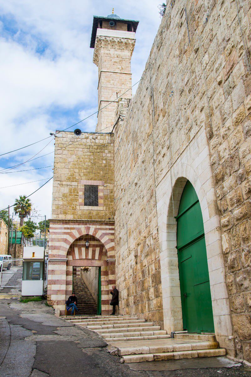 Wejście do meczetu w Grocie Patriarchów w Hebronie. 