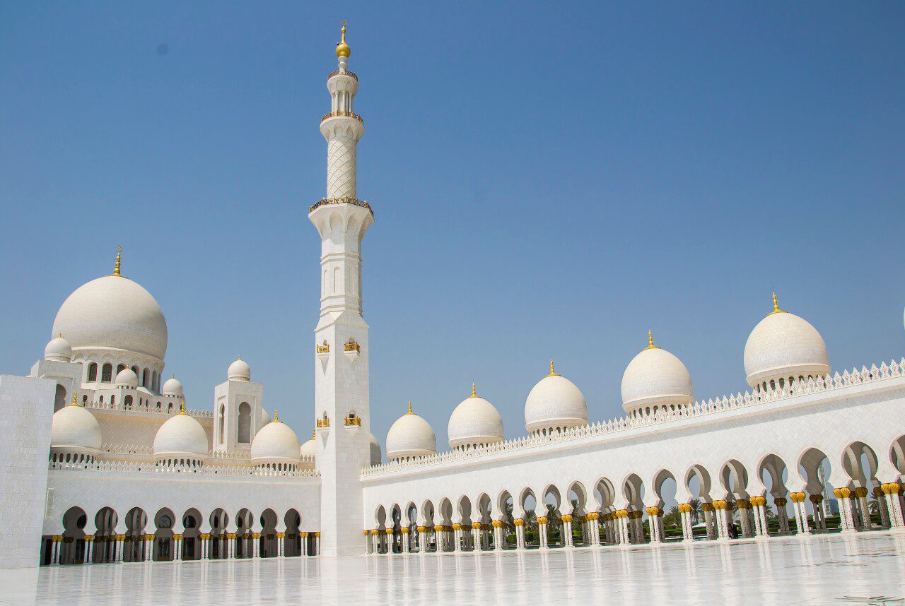 Dziedziniec Wielkiego Meczetu w Abu Dhabi