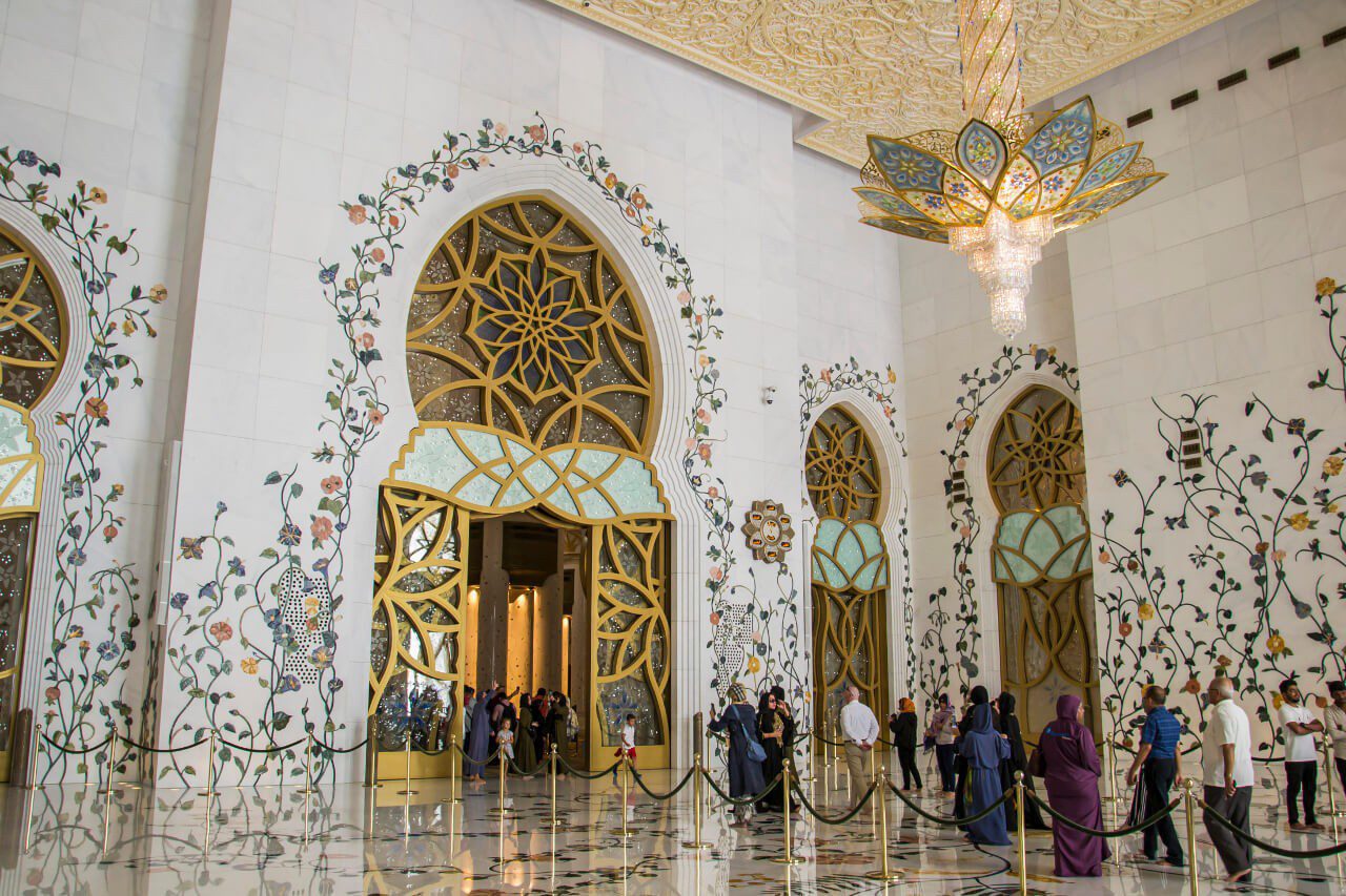 Wejście do sali modlitewnej Wielkiego Meczetu w Abu Dhabi