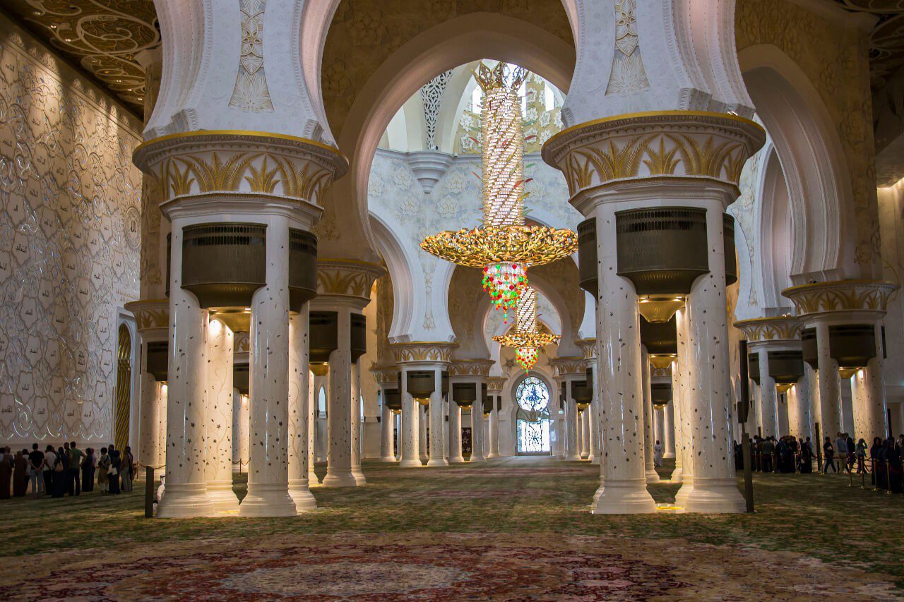 Wnętrze sali modlitewnej Wielkiego Meczetu Szejka Zayeda w Abu Dhabi