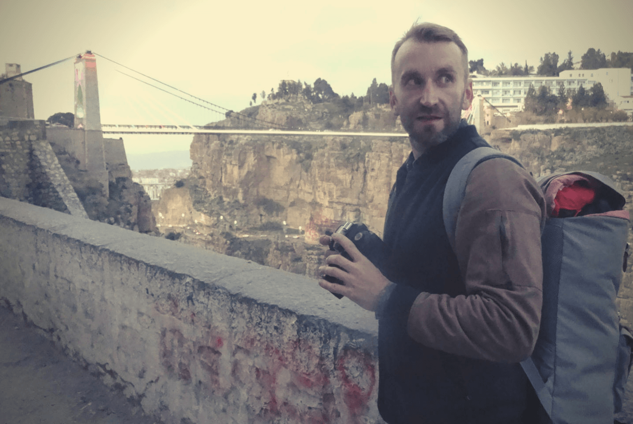 Dawid Mikoś z bagażem podręcznym