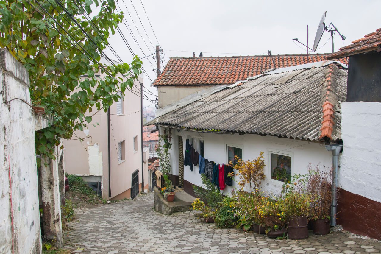 Dom z rozwieszonym praniem - ulice Prizren