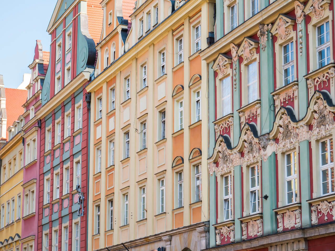 Kolorowe ściany kamienic we Wrocławiu (Rynek)