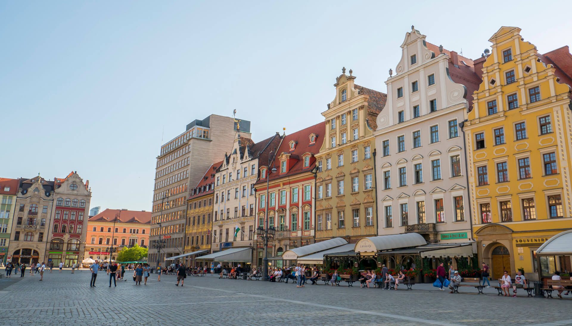 Widok na pierzeję zachodnią i Plac Solny (na drugim planie) wrocławskiego Rynku