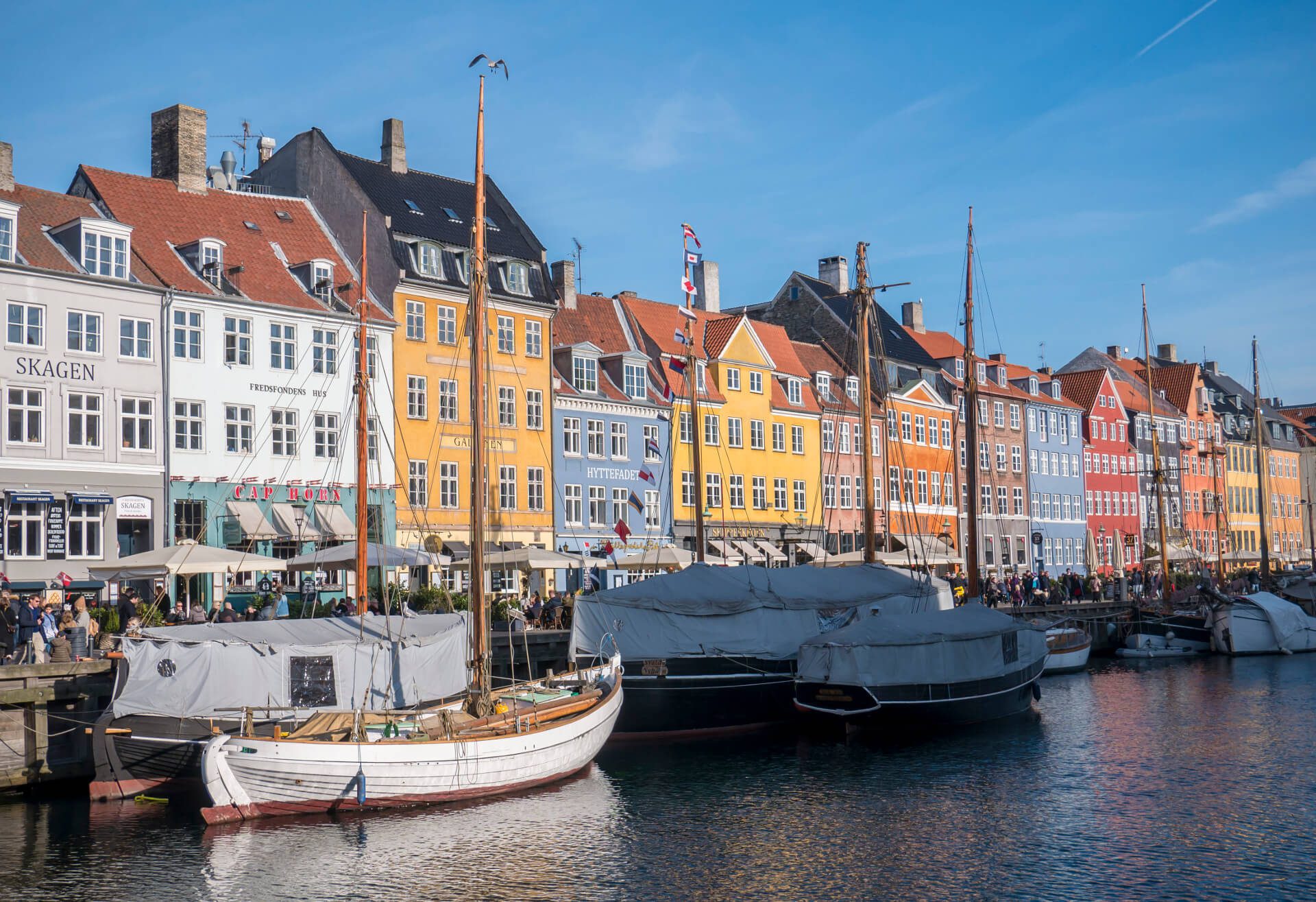 Statki zacumowane przez kanale Nyhavn