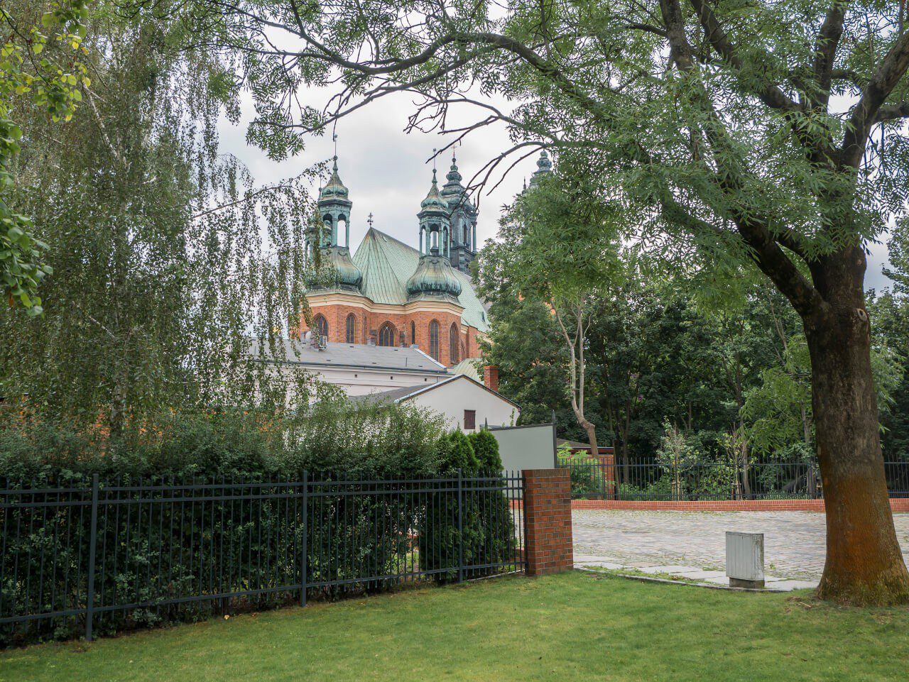 Widok na bazylikę Świętych Apostołów Piotra i Pawła w Poznaniu