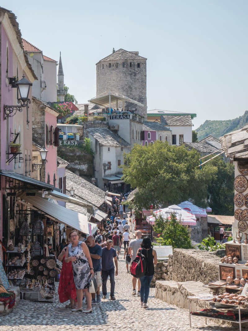Główna ulica handlowa Mostaru prowadząca na Stary Most, Mostar
