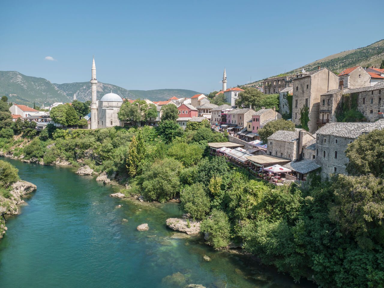 Widok na meczet Pashy i rzekę Neretwa w Mostarze
