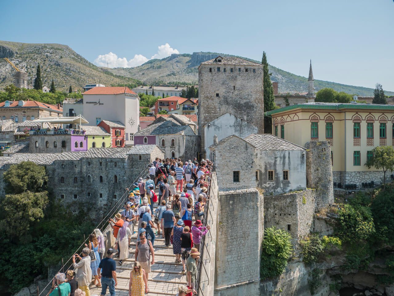 Tłumy przechodzące przez Stary Most, Mostar