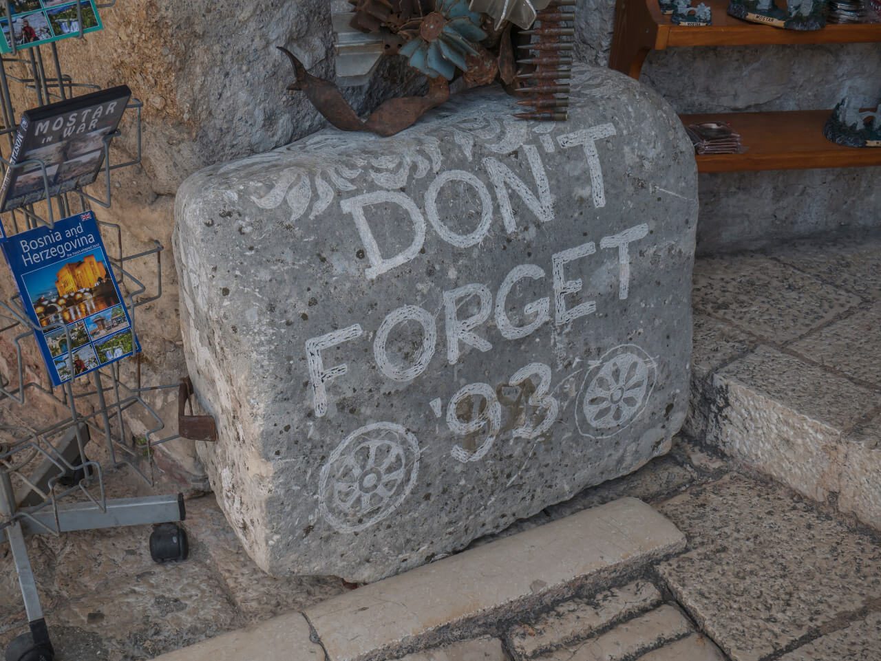 Kamień "don't forget 93" przy moście, Mostar