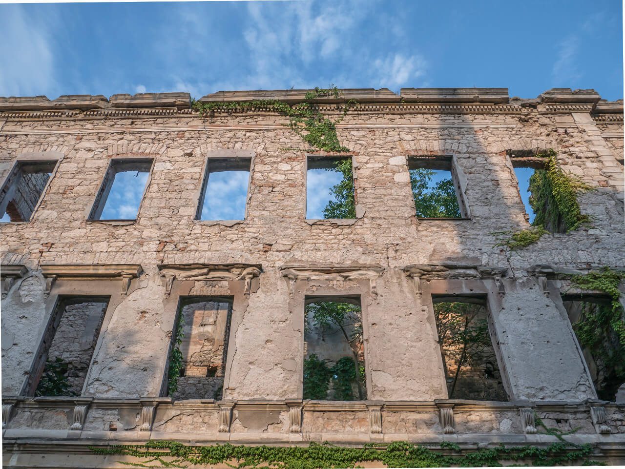 Ruiny wojenne w Mostarze przy ulicy Marszala Tity