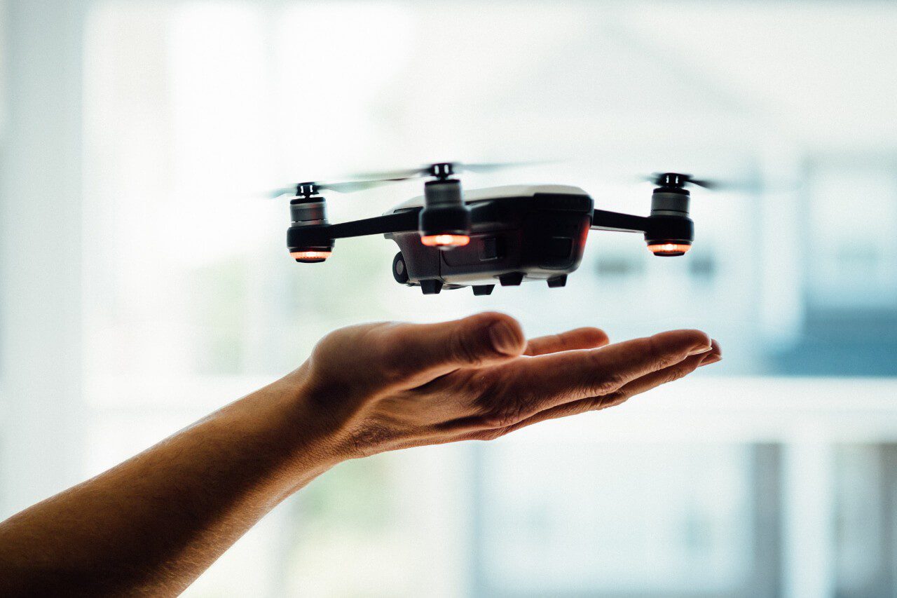 Dron unoszący się z dłoni