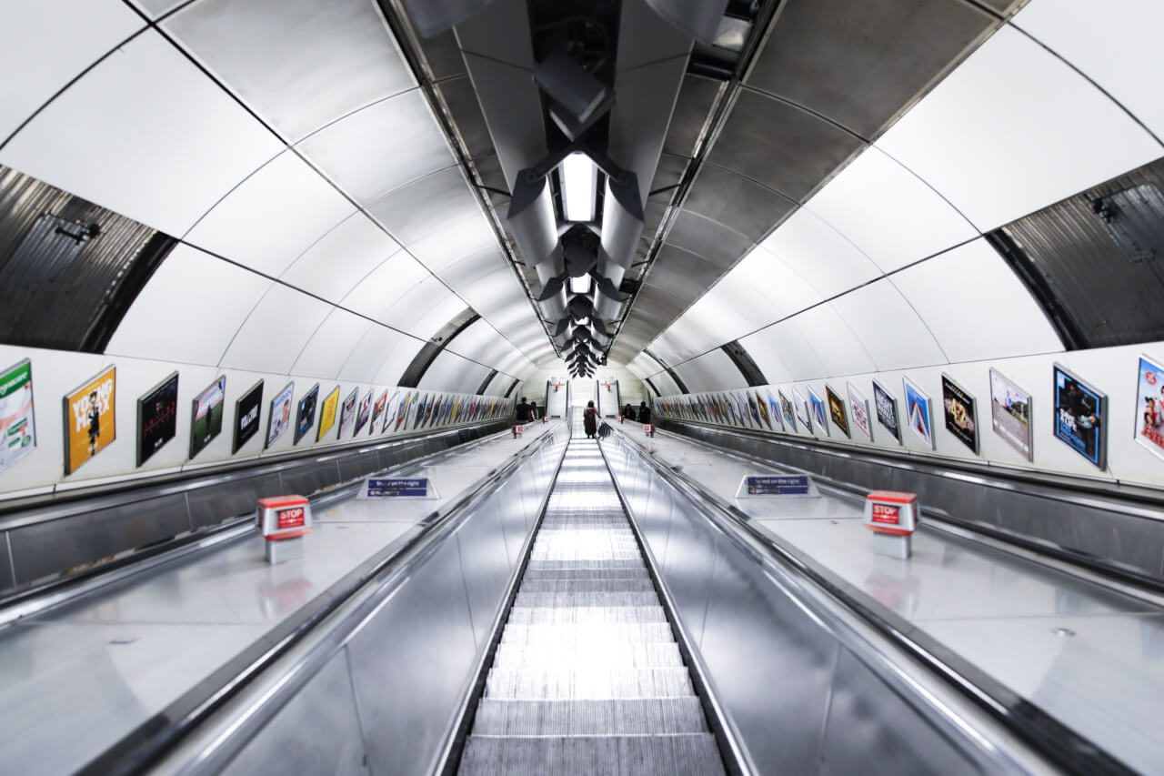 Schody ruchome na stacji metra w Londynie