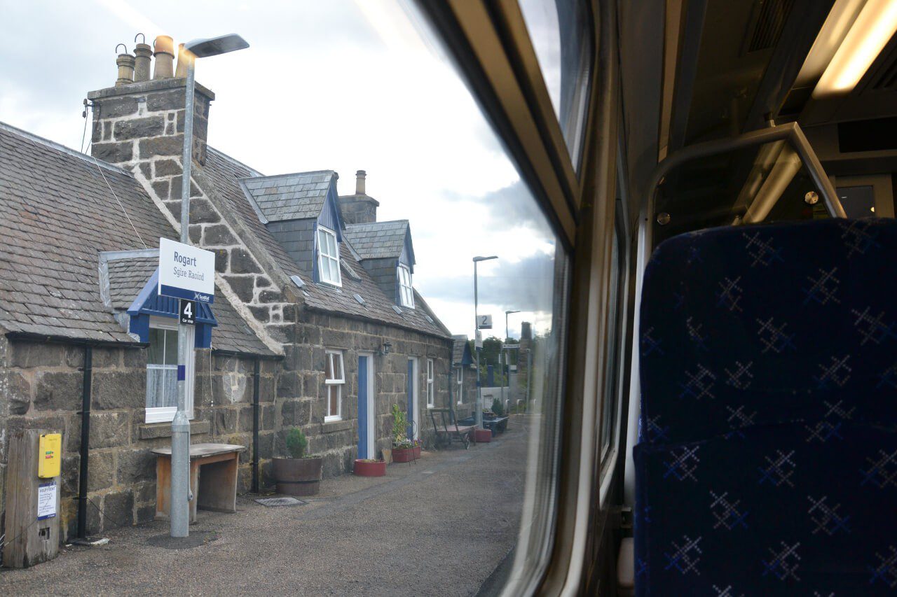 Widok z okna pociągu z Inverness do Thurso