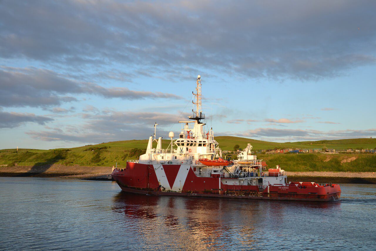 Statek wchodzący do portu w Aberdeen