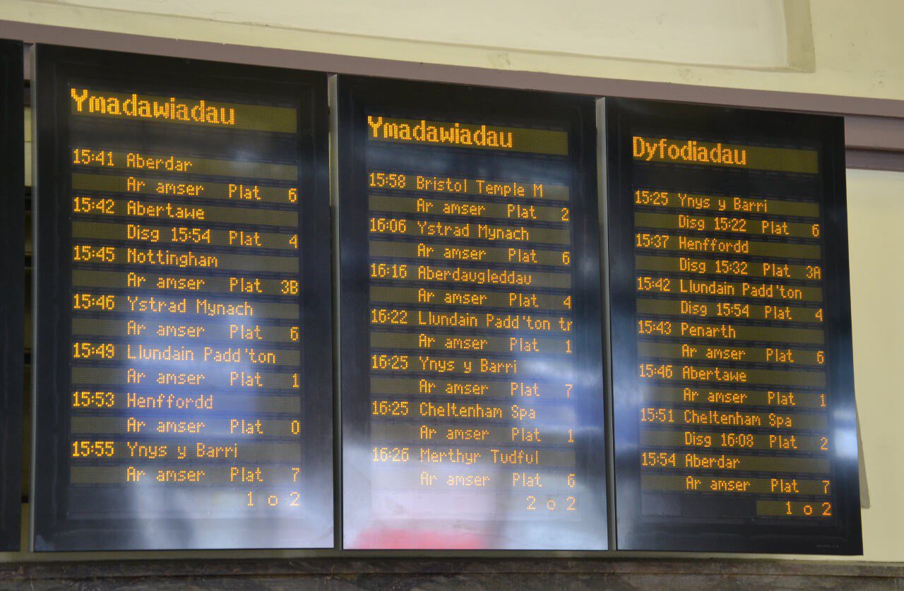 Tablica odjazdów pociągów na stacji kolejowej w Cardiff