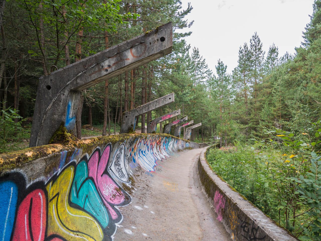 Prawy zakręt toru bobslejowego na górze Trebević w Sarajewie