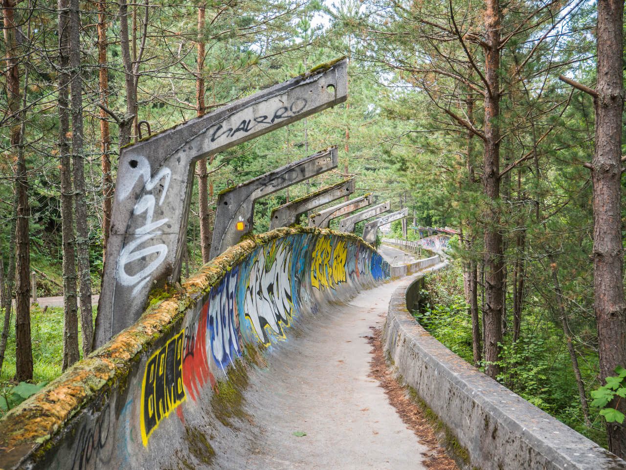 Fragment toru bobslejowego na górze Trebević w Sarajewie