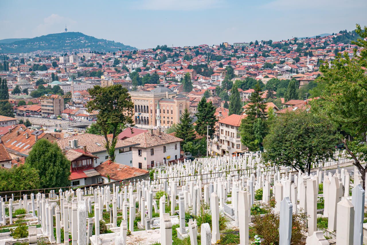 Widok na Sarajewo (z budynkiem ratusza na środku) z cmentarza Alifakovac