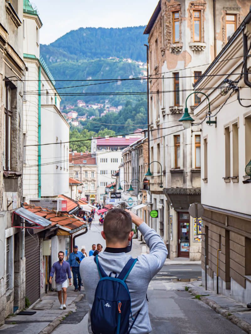 Bartek fotografujący ulicę Logavina w Sarajewie