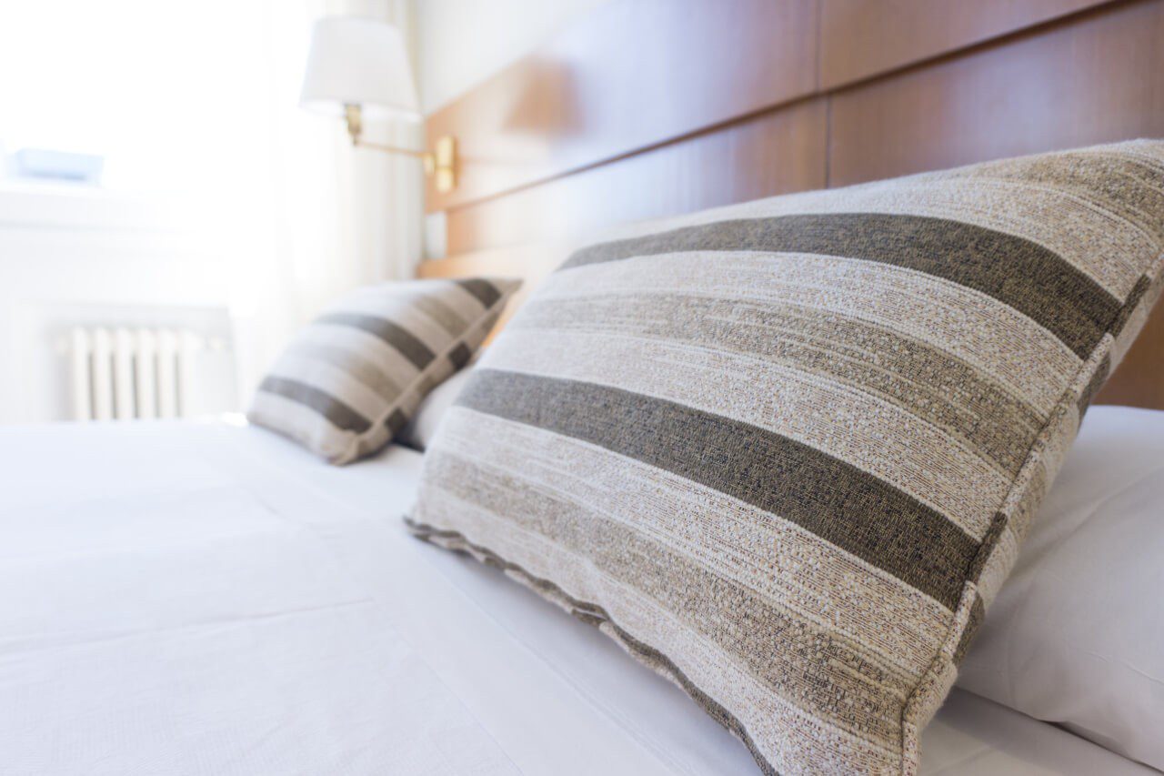 Poduszki leżące na łóżku w hotelu