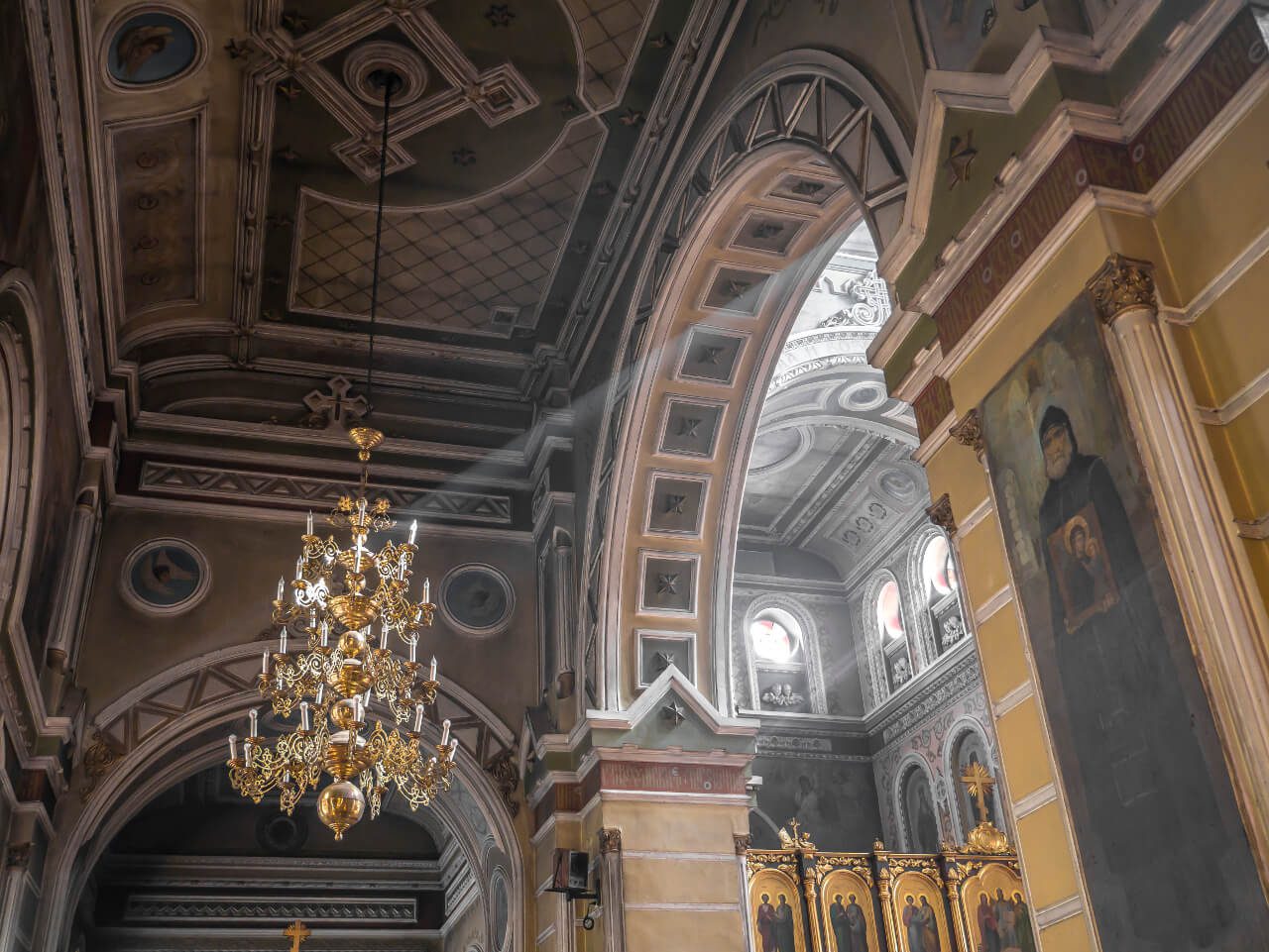 Światło wewnątrz Monasteru Opieki Matki Bożej w Charkowie