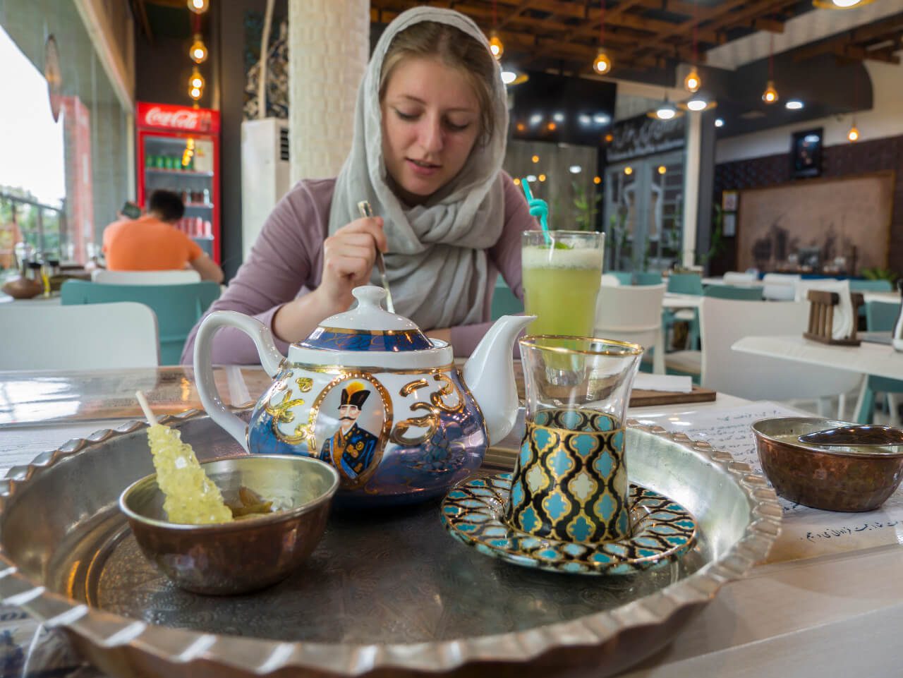 Natalia w restauracji w Iranie