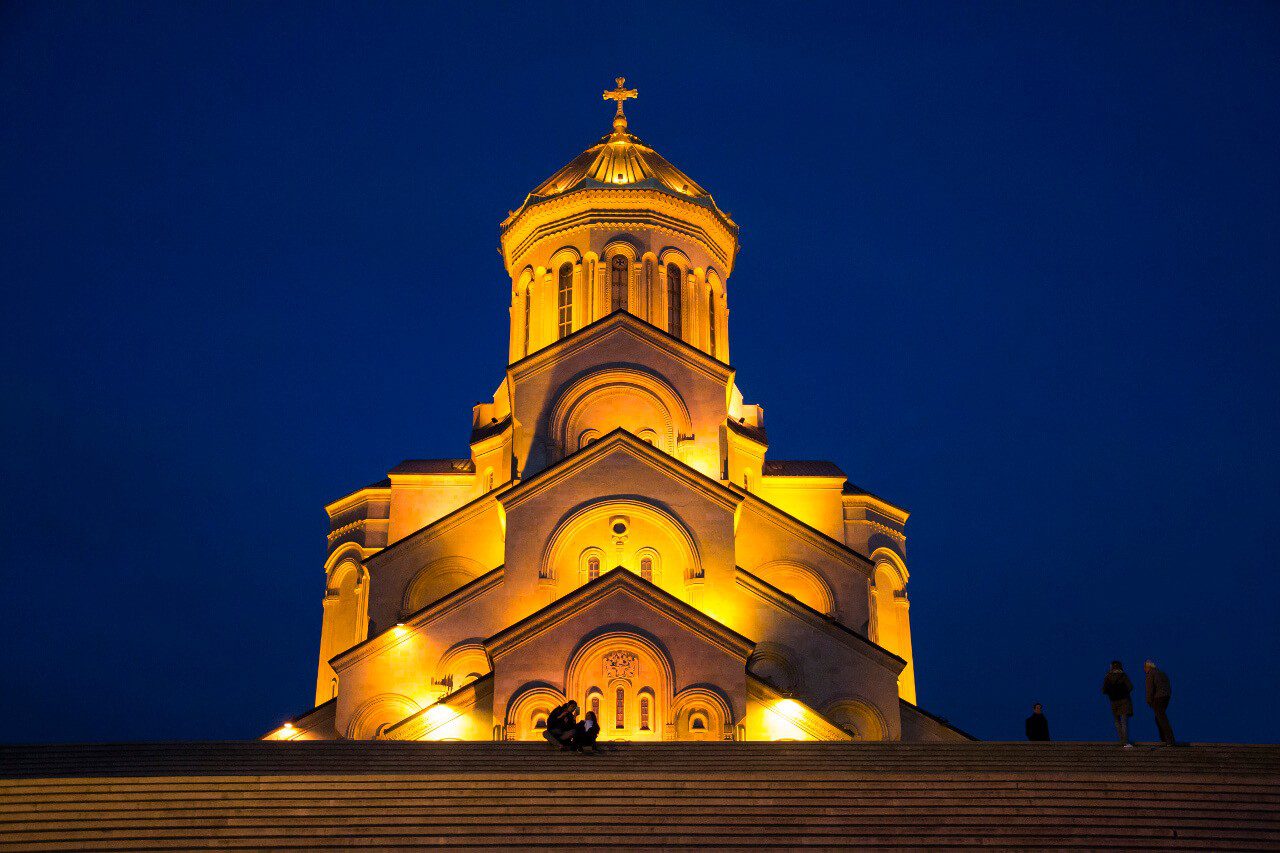 Sobór św. Trójcy w Tbilisi wieczorem