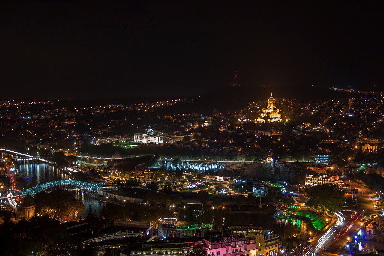 Nocna panorama Tbilisi z twierdzy Narikala
