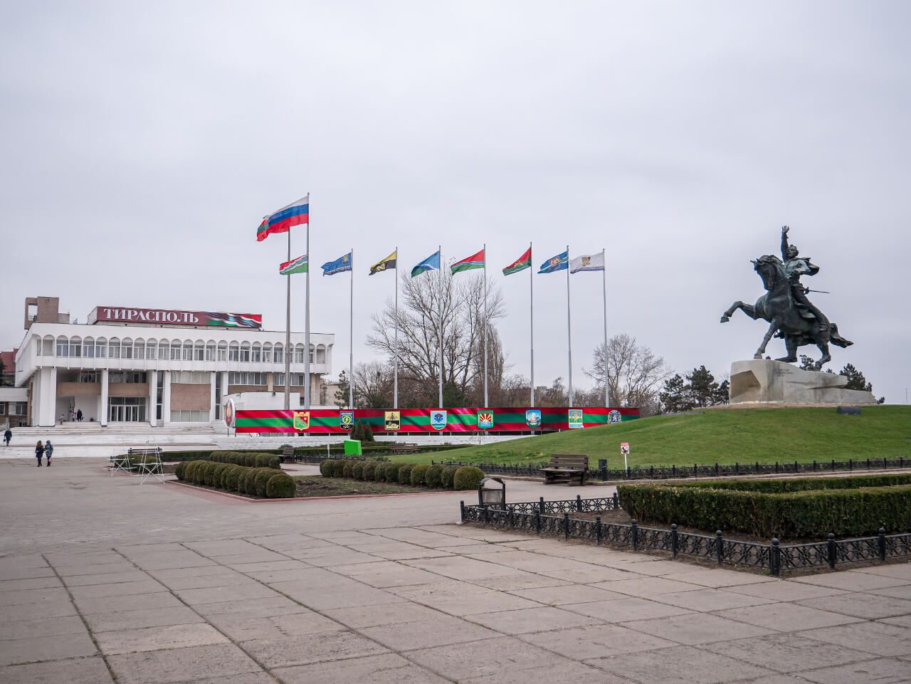 Pomnik Suworowa i flagi w Tyraspolu