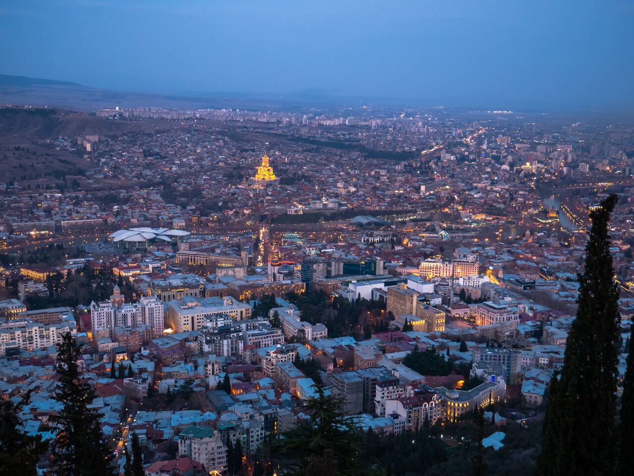 Widok na wieczorne Tbilisi z górnej stacji funikulara na górę Mtatsminda
