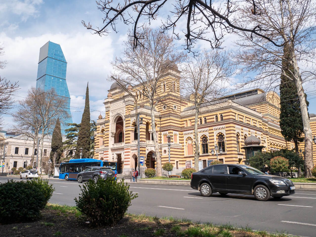 Widok na ulicę Rustaweli w Tbilisi