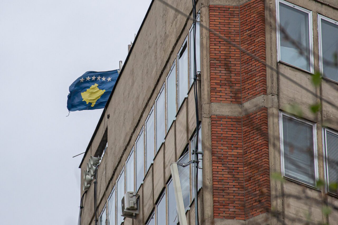 Flaga Kosowa w Prisztinie