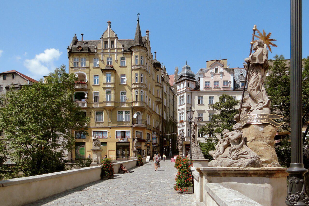 Kłodzko most św. Jana widok na stare miasto