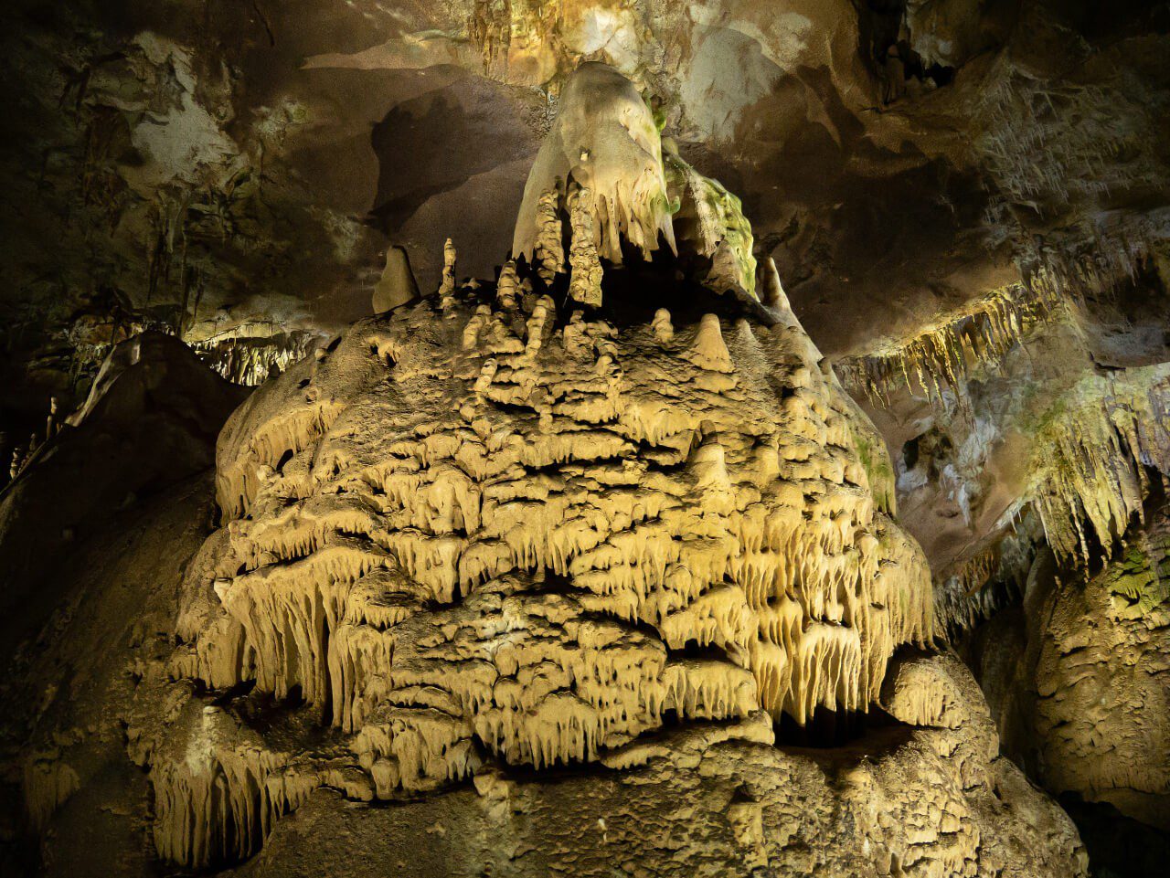 Ciekawe skały w Jaskini Prometeusza