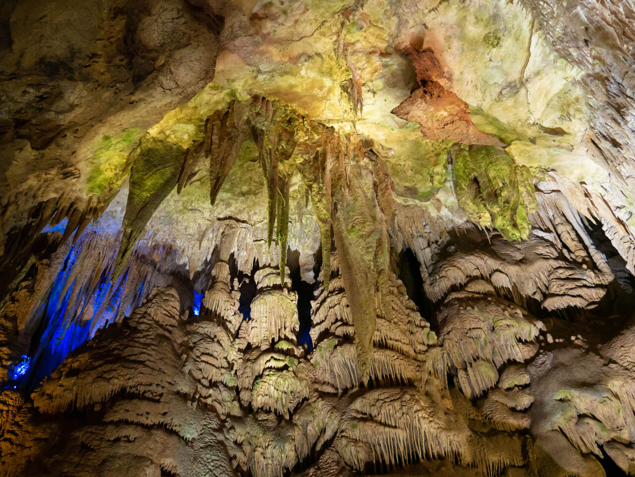 Sufit Jaskini Prometeusza z stalaktytami
